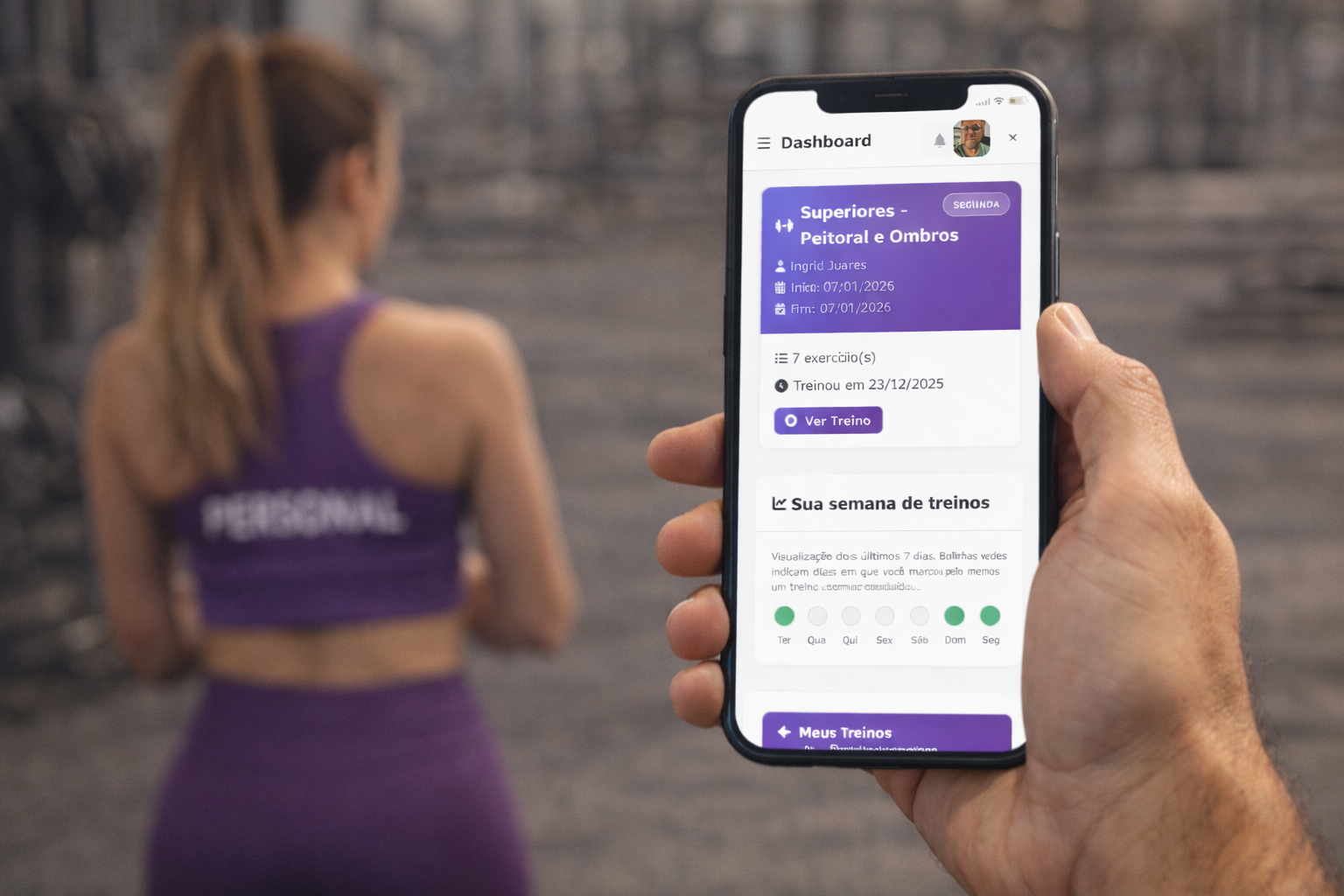 Aluno acessando treino pelo celular